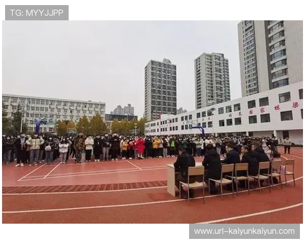 大连冬泳赛现场锣鼓喧天舞狮灵动，冬日氛围瞬间点燃